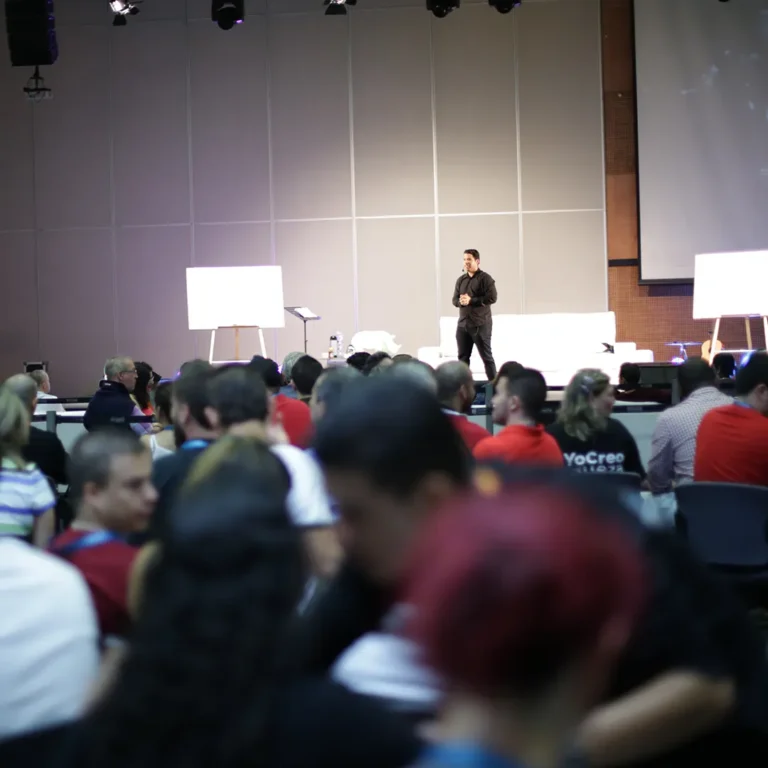 Asistentes escuchando un seminario de Revolución Riqueza
