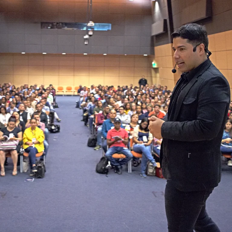 Jmanta en un seminario frente a un auditorio lleno